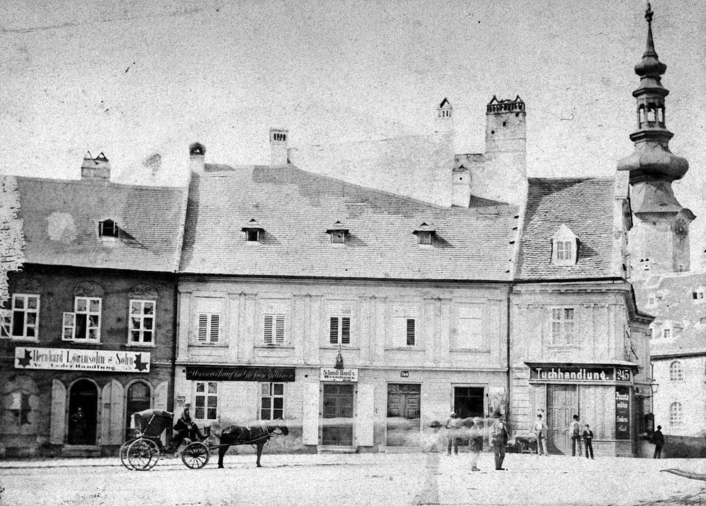 Nagy_Lajos_tér_déli_oldala,_jobbra_a_Mihály-kapu_tornya._Fortepan_22960
