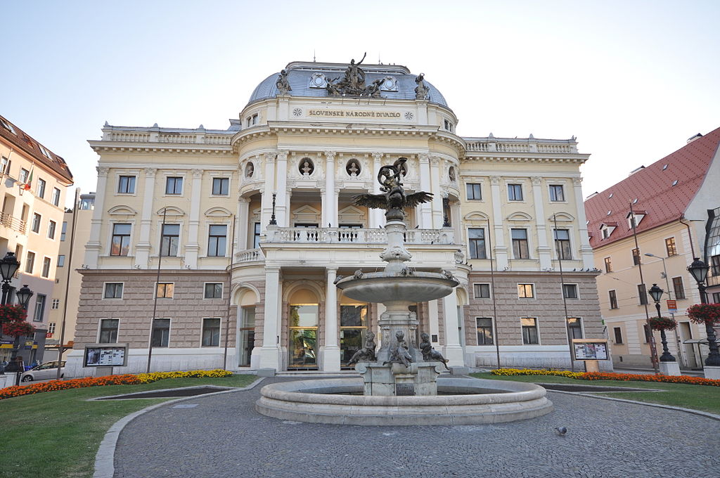Príbehy bratislavských fontán II: Ako vznikla Ganymedova fontána pred historickou budovou SND a čo o nej hovorí stará povesť