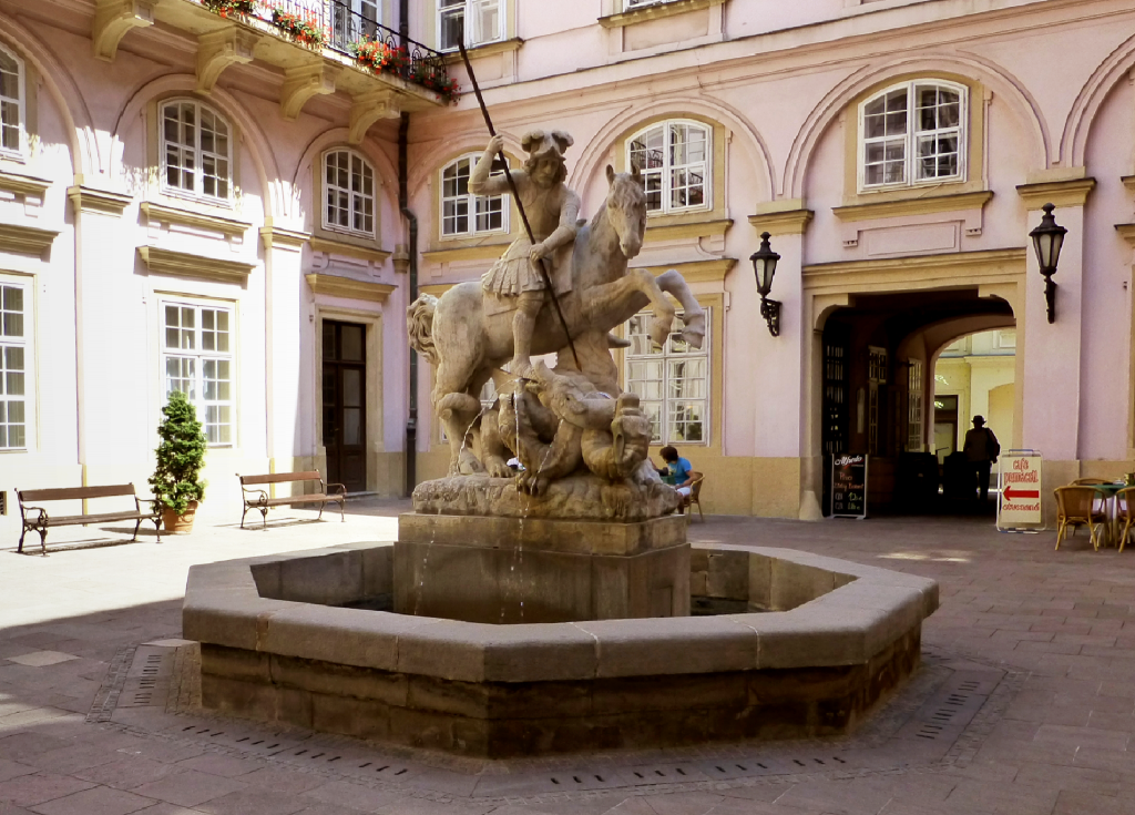 Príbehy bratislavských fontán III: Prečo svätý Juraj prebodáva draka a ako to súvisí s Bratislavou