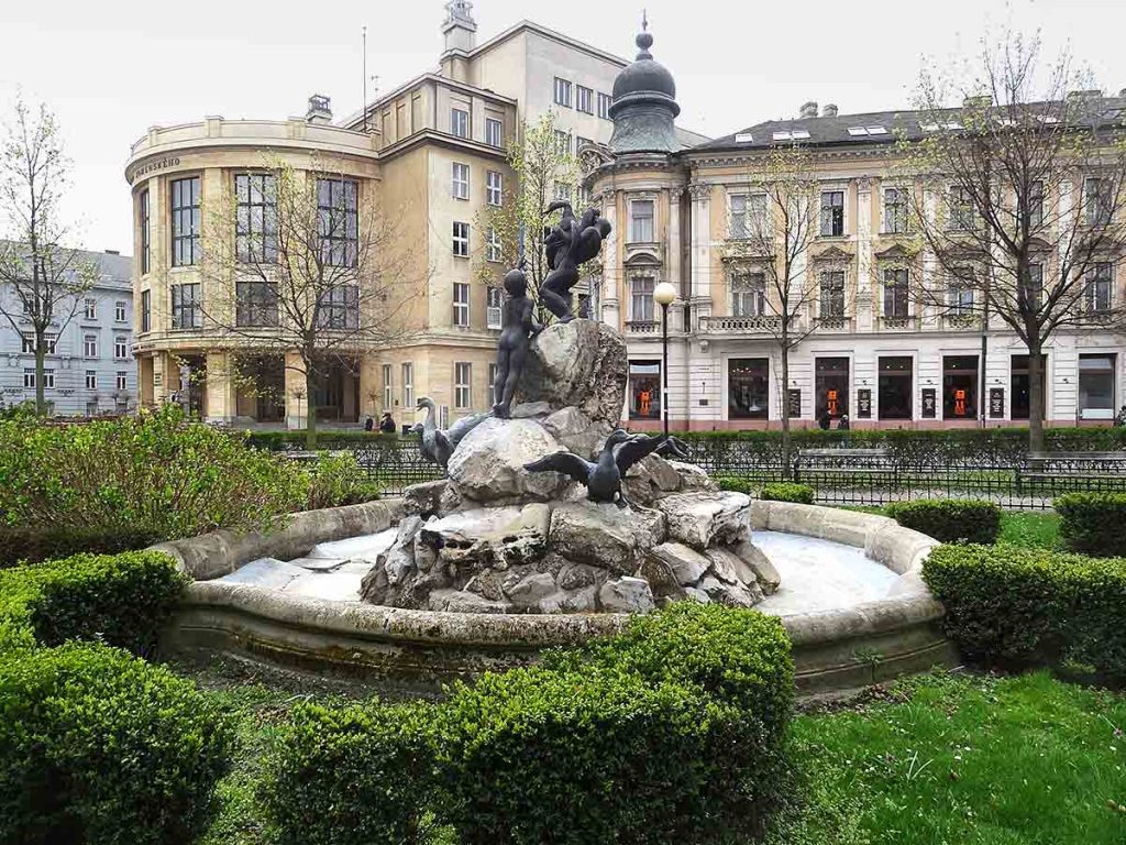 Príbehy bratislavských fontán IV: Čo hovorí o vzniku Kačacej fontány na “Šafku” povesť o vodníkovi