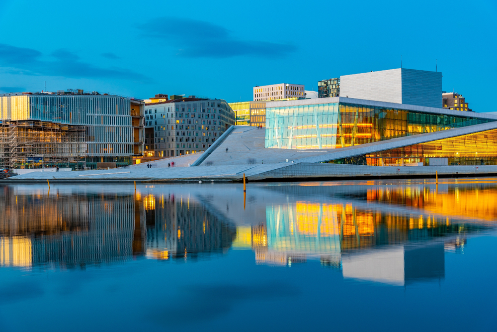 Opera v Osle je obklopená verejnými priestormi, kde si môžu obyvatelia vychutnávať kontakt s vodou. Zdroj: Shutterstock