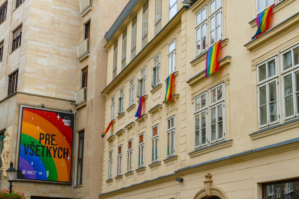 Férové mesto: Ako sa život LGBTI+ komunity zmenil po útoku na Zámockej?