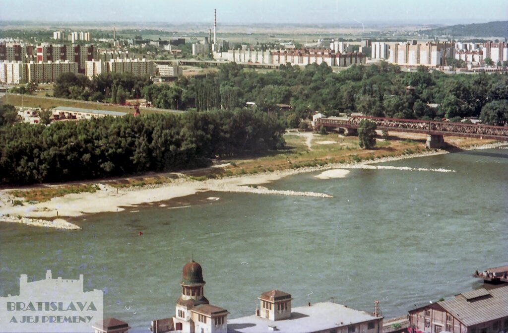 Historické zábery: Ako vyzeral pravý breh Dunaja v priebehu rokov?
