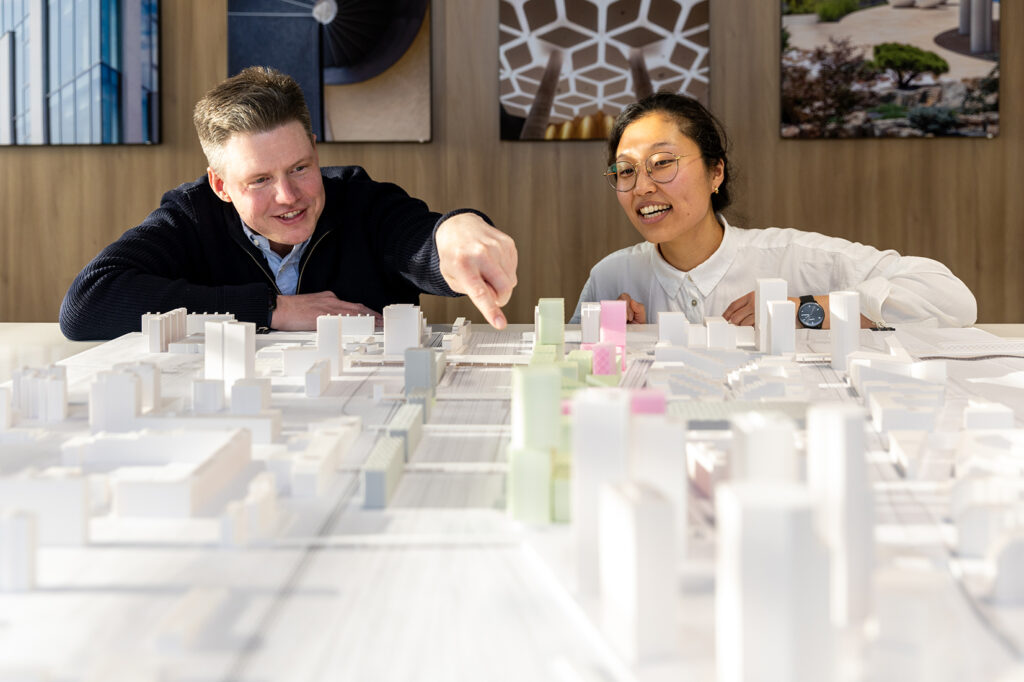 Morten Kjer Jeppesen, vedúci európskeho tímu pre masterplanning a dizajn, a urbanistka a architektka Yaxin Wan z Gehl Architects.